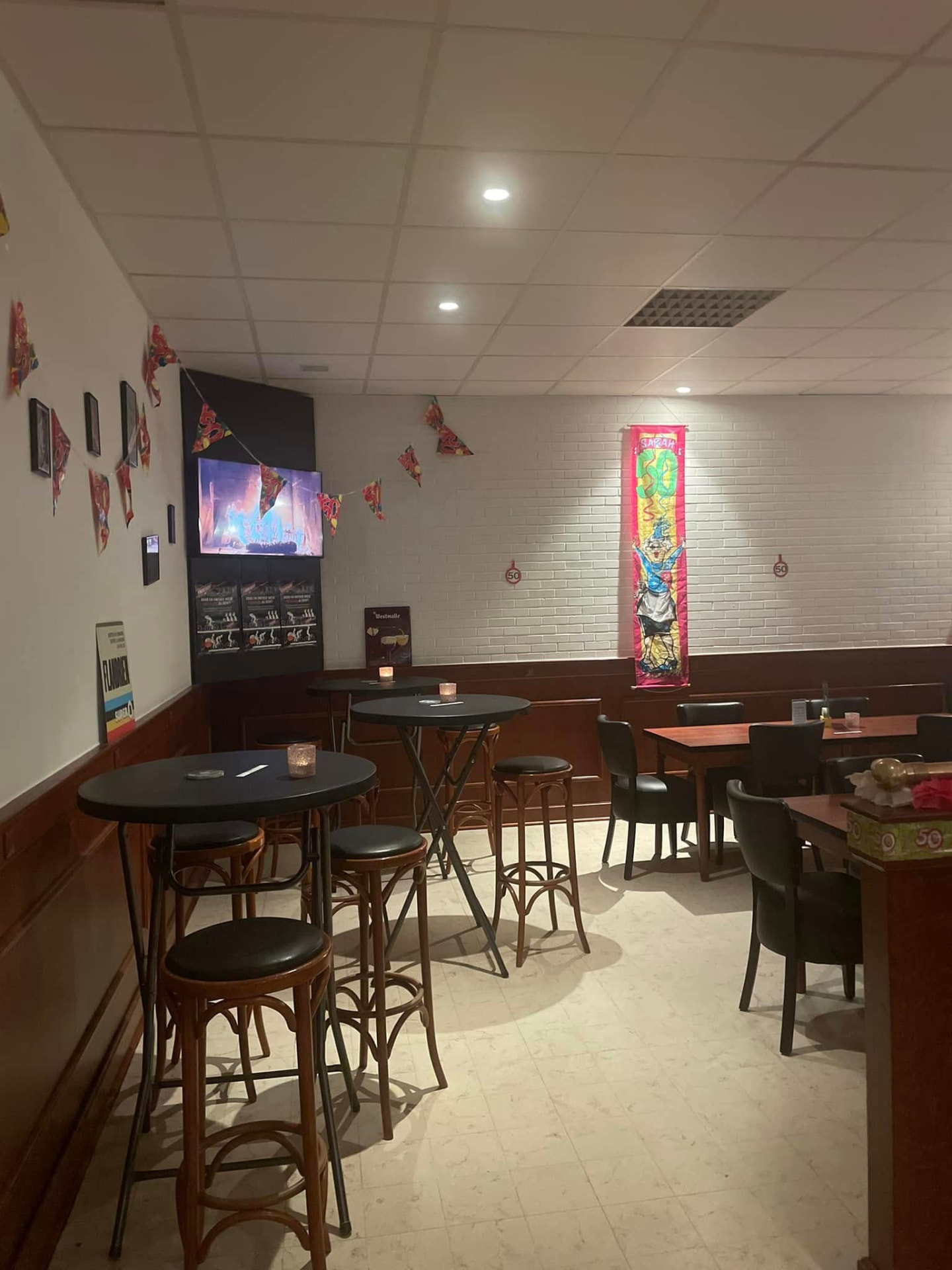 Hoge tafels met barkrukken in De Sok