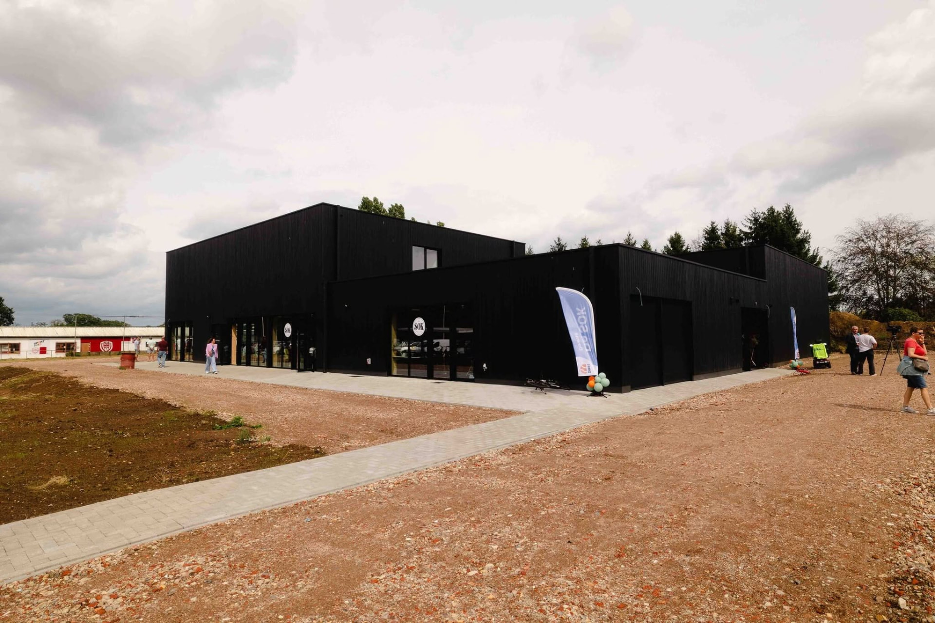 Het nieuwe ontmoetingscentrum van Deurne-Diest met zwarte houten gevel